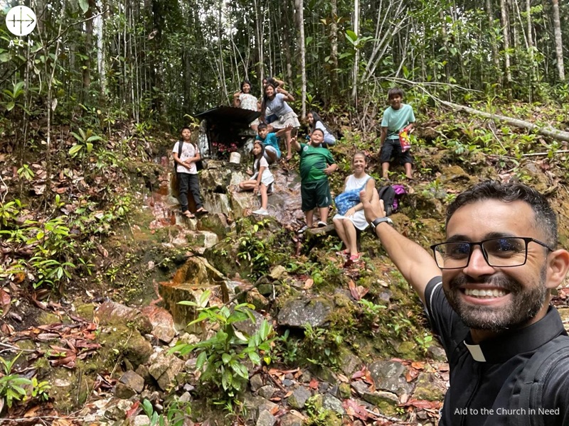 Un joven sacerdote habla de los desafíos y las alegrías de llevar los sacramentos a las comunidades más aisladas de la Amazonia colombiana.