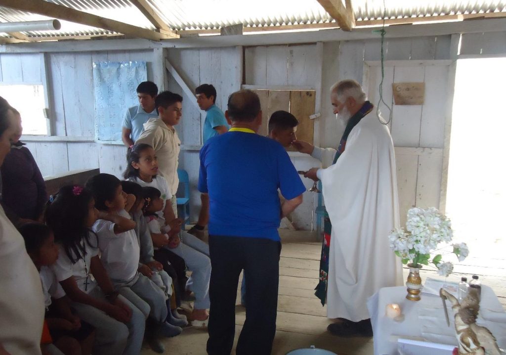 Sacerdote en Ecuador transforma vidas